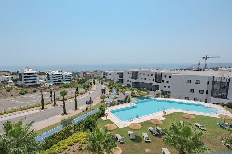 Apartment | Resale in Fuengirola in Fuengirola Others, Costa del Sol - Photo 2