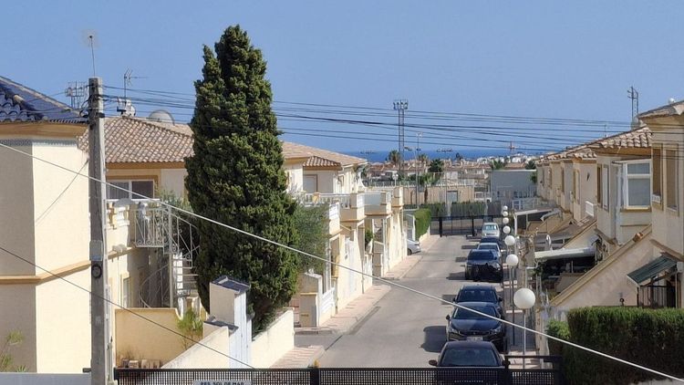 House | Resale in Playa Flamenca in Playa Flamenca, Costa Blanca - Photo 2