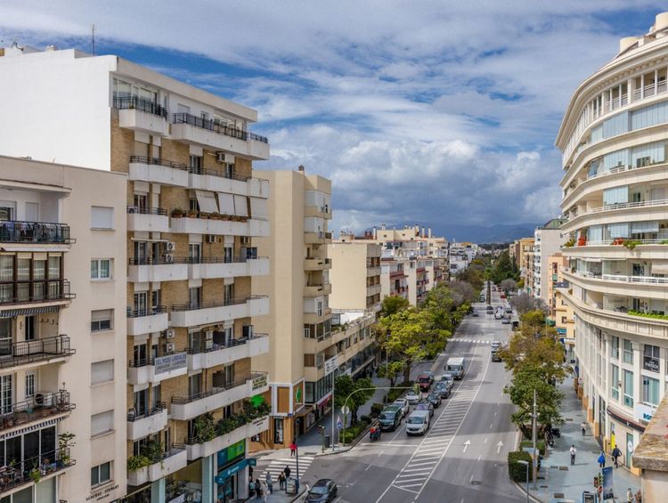 Apartment | Resale in Marbella in Marbella Others, Costa del Sol - Photo 2