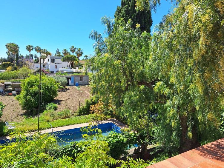 House | Resale in Estepona in Estepona, Costa del Sol - Photo 2