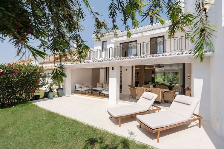 House | Resale in Nueva Andalucía in Nueva Andalucía Others, Costa del Sol - Photo 2