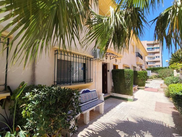 House | Resale in La Zenia in La Zenia, Costa Blanca - Photo 5