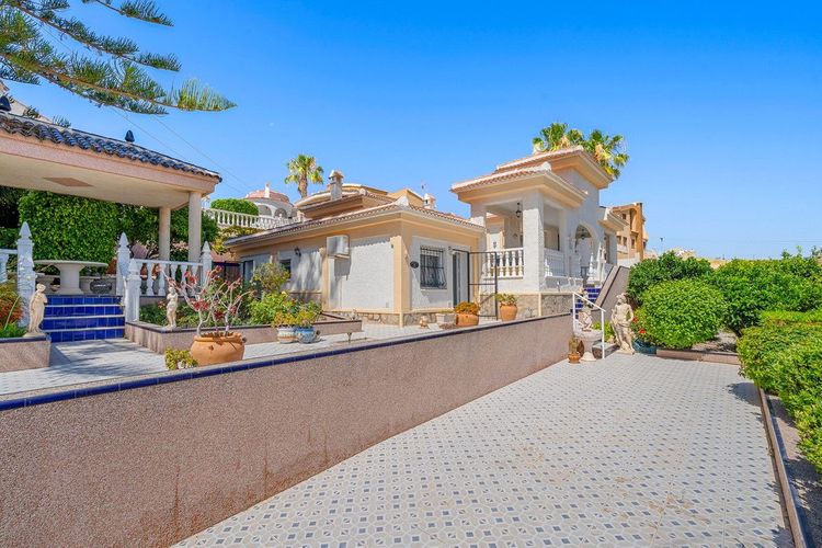 House | Resale in Ciudad Quesada in Ciudad Quesada, Costa Blanca - Photo 2