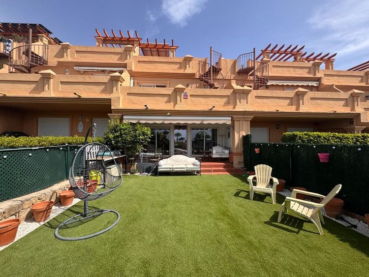 House | Resale in Estepona in Estepona, Costa del Sol - Photo 3