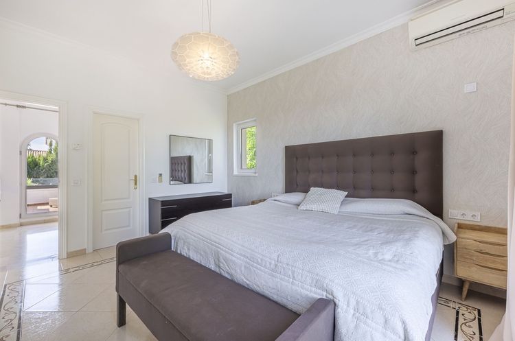 House | Resale in Sotogrande in Sotogrande Others, Costa del Sol - Photo 2