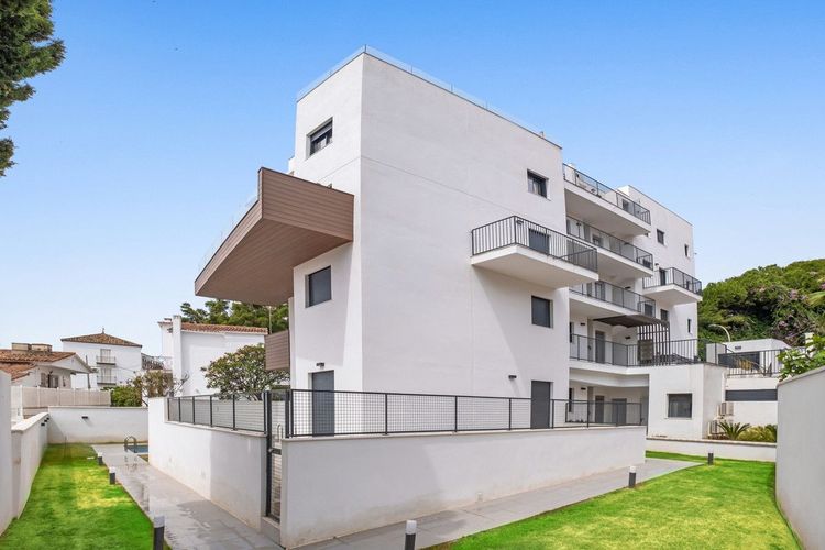 Apartment | Resale in Montemar in Montemar, Costa del Sol - Photo 5