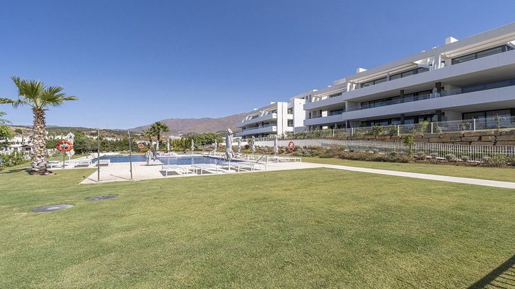 Penthouse | Resale in Estepona in Estepona, Costa del Sol - Photo 2