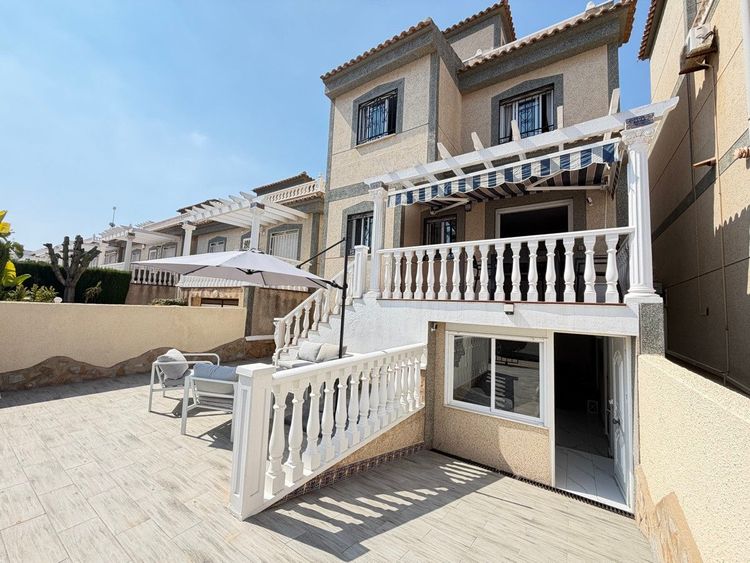 House | Resale in Villamartin in Villamartin, Orihuela Costa, Costa Blanca - Photo 2