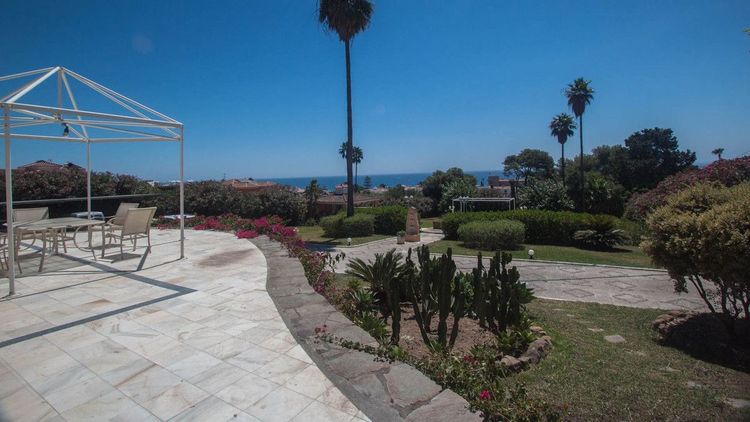 House | Resale in Estepona in Estepona, Costa del Sol - Photo 2