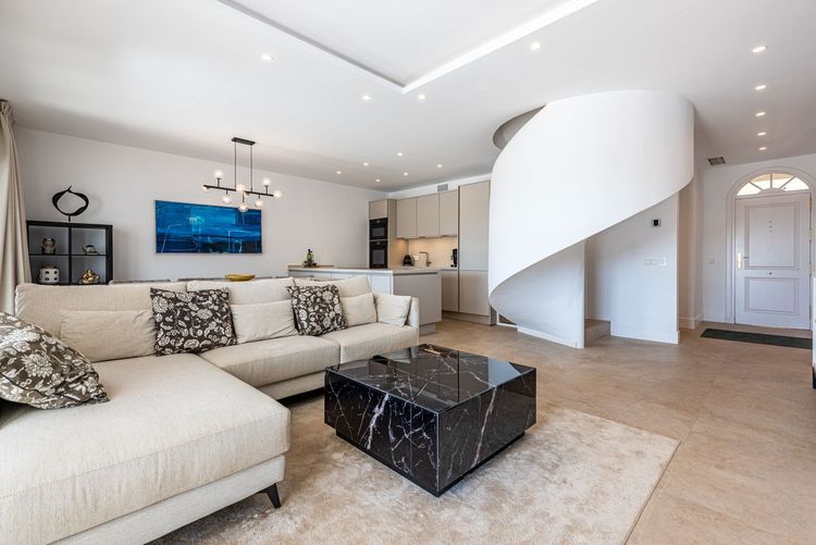 House | Resale in Nueva Andalucía in Nueva Andalucía Others, Costa del Sol - Photo 2