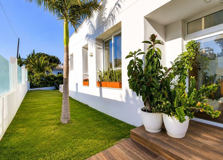 House | Resale in Estepona in Estepona, Costa del Sol - Photo 3