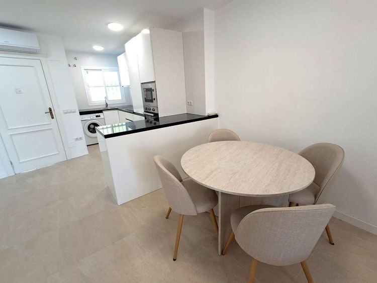 Apartment | Resale in Benalmadena Costa in Benalmadena Costa, Costa del Sol - Photo 5
