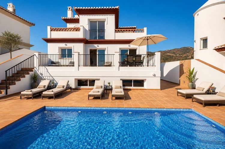 House | Resale in Nerja in Nerja, Costa del Sol - Photo 2