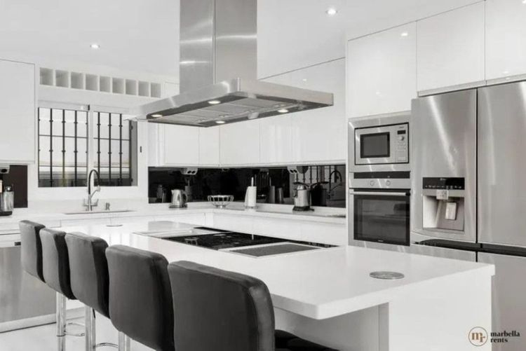 House | Resale in Cabopino in Cabopino, Costa del Sol - Photo 3