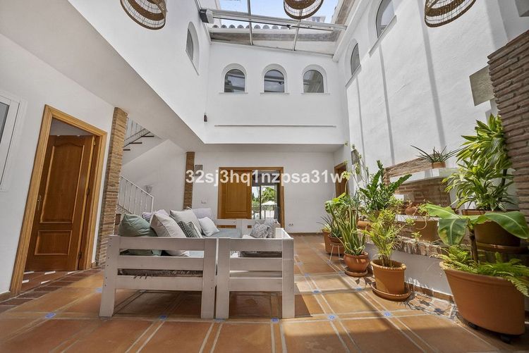 House | Resale in Estepona in Estepona, Costa del Sol - Photo 5
