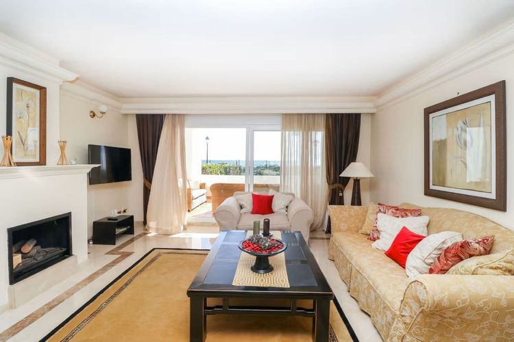 Apartment | Resale in Los Monteros in Los Monteros, Costa del Sol - Photo 2