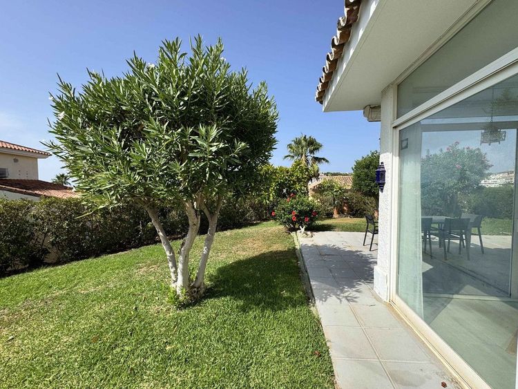 House | Resale in Torrenueva in Torrenueva, Costa del Sol - Photo 3