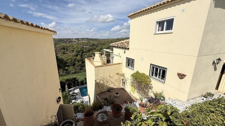 House | Resale in Villamartin in Villamartin, Costa Blanca - Photo 4