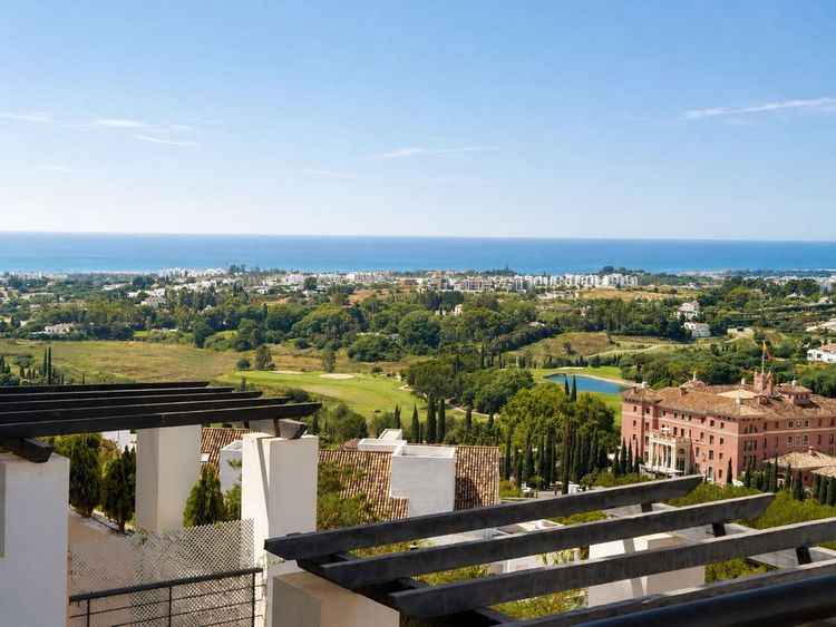 Apartment | Resale in Los Flamingos in Los Flamingos, Costa del Sol - Photo 2