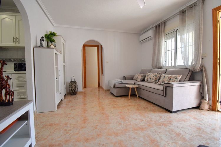House | Resale in Playa Flamenca in Playa Flamenca, Costa Blanca - Photo 5