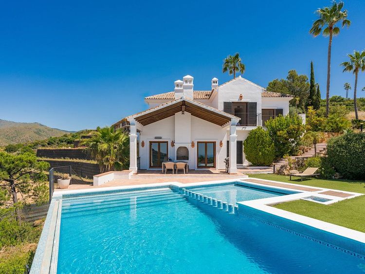 House | Resale in Benahavís in Benahavís Others, Costa del Sol - Photo 2