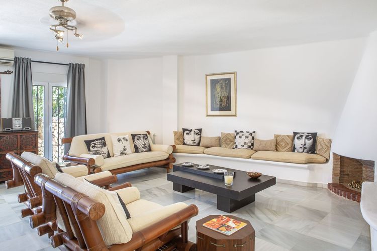 House | Resale in Altos de los Monteros in Altos de los Monteros, Costa del Sol - Photo 2