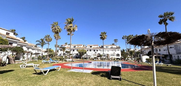 House | Resale in Atalaya in Atalaya, Costa del Sol - Photo 2
