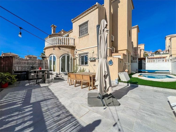 House | Resale in Villamartin in Villamartin, Costa Blanca - Photo 2