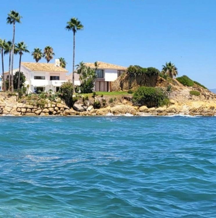 House | Resale in Estepona in Estepona, Costa del Sol - Photo 2