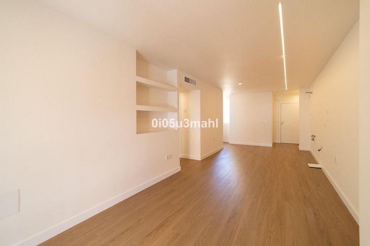 Apartment | Resale in Málaga in Málaga, Málaga City Others, Costa del Sol - Photo 2