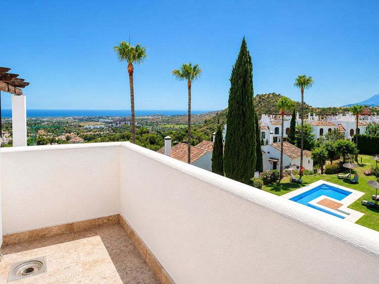 House | Resale in Los Arqueros in Los Arqueros, Costa del Sol - Photo 3