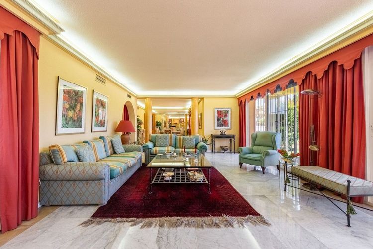 House | Resale in Atalaya in Atalaya, Costa del Sol - Photo 4