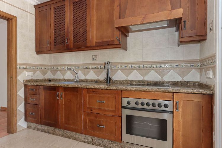 House | Resale in Guaro in Guaro, Costa del Sol - Photo 4