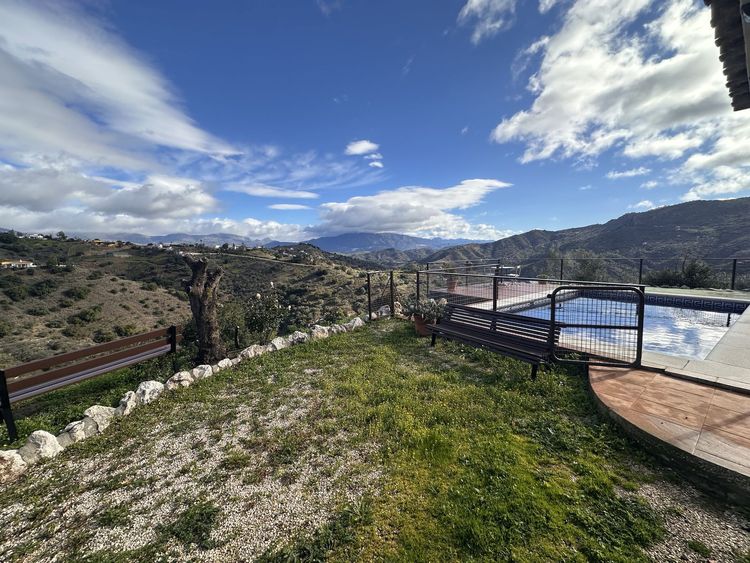 House | Resale in Colmenar in Colmenar, Costa del Sol - Photo 2