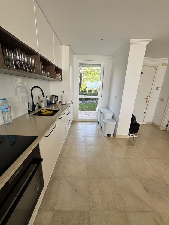 House | Resale in Elviria in Elviria, Costa del Sol - Photo 4