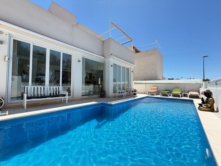House | Resale in Mil Palmeras in Mil Palmeras, Pilar de la Horadada, Costa Blanca - Photo 2
