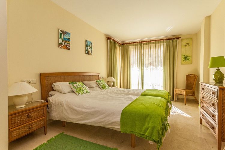 Apartment | Resale in Elviria in Elviria, Costa del Sol - Photo 4