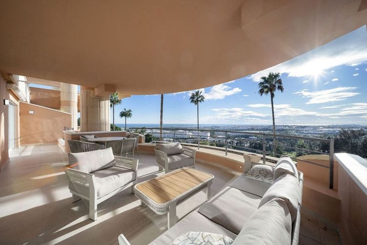 Apartment | Resale in Nueva Andalucía in Nueva Andalucía Others, Costa del Sol - Photo 3