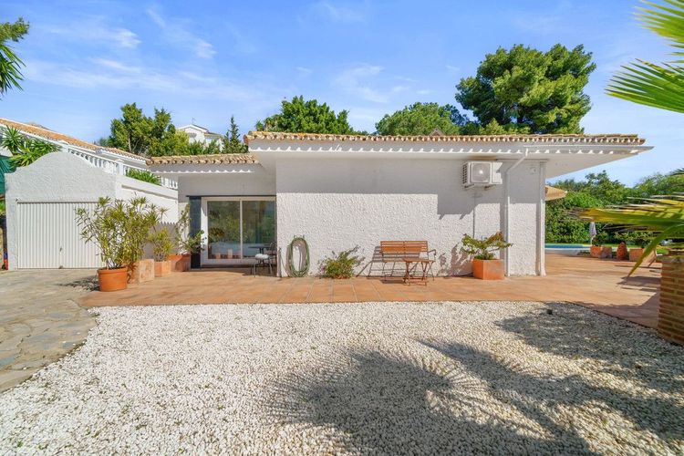 House | Resale in Calahonda in Calahonda, Costa del Sol - Photo 4