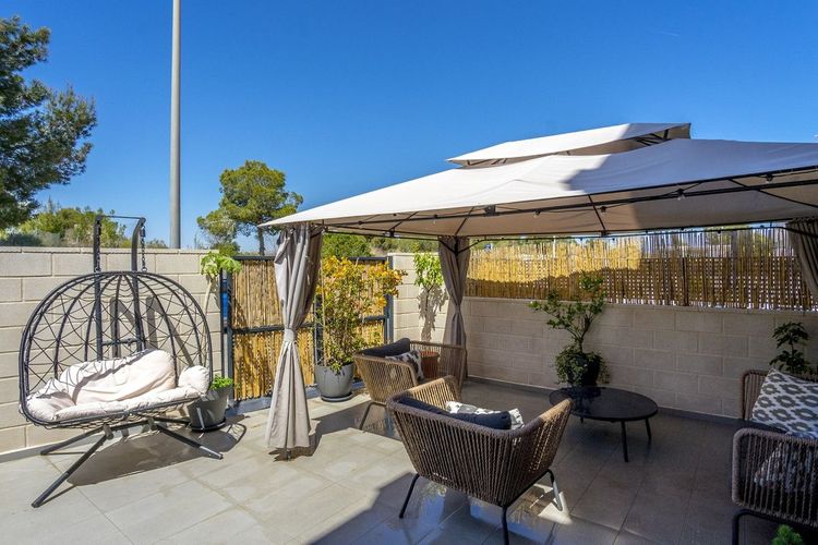 House | Resale in Villamartin in Villamartin, Costa Blanca - Photo 5