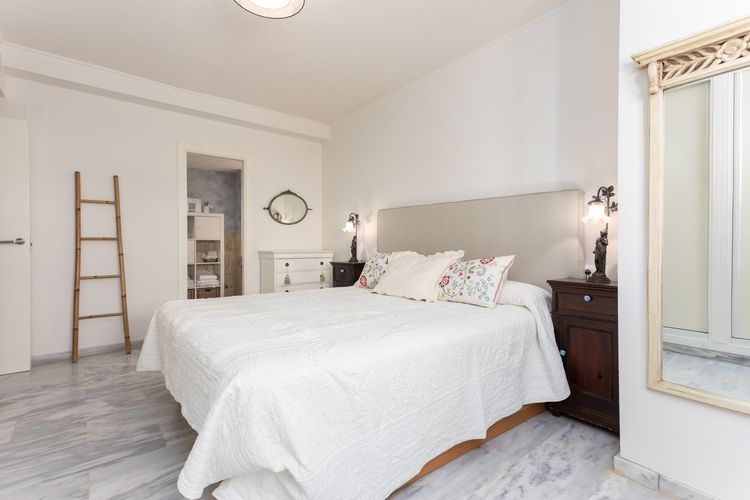 Apartment | Resale in Nueva Andalucía in Nueva Andalucía Others, Costa del Sol - Photo 2