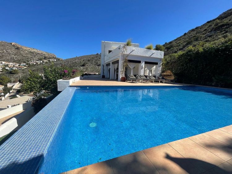 House | Resale in El Portet in El Portet, El Portet-Pla del Mar, Costa Blanca - Photo 3