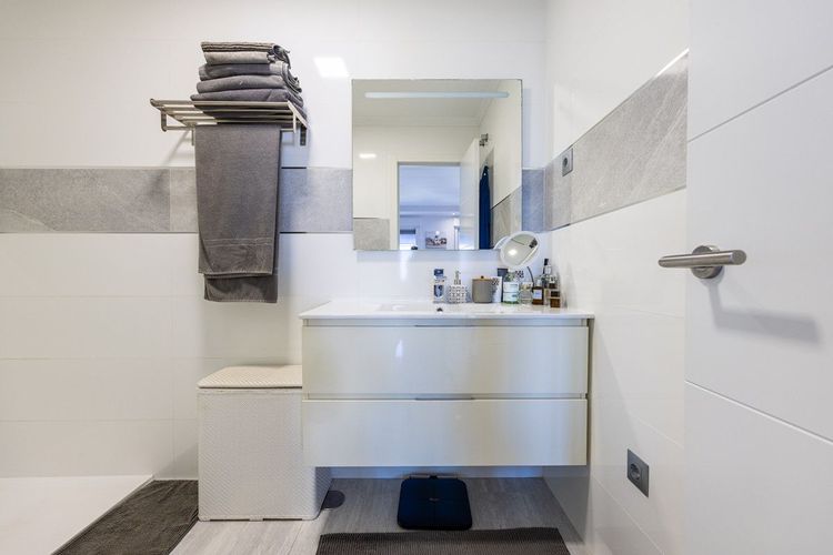 House | Resale in Calahonda in Calahonda, Costa del Sol - Photo 5