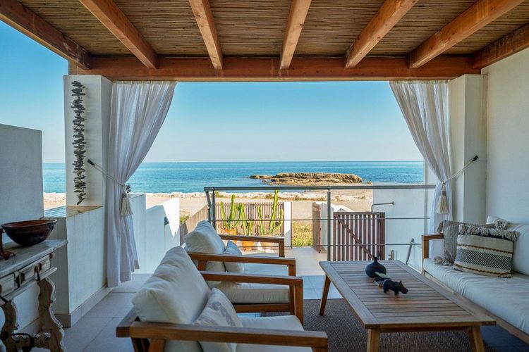 House | Resale in Estepona in Estepona, Costa del Sol - Photo 2