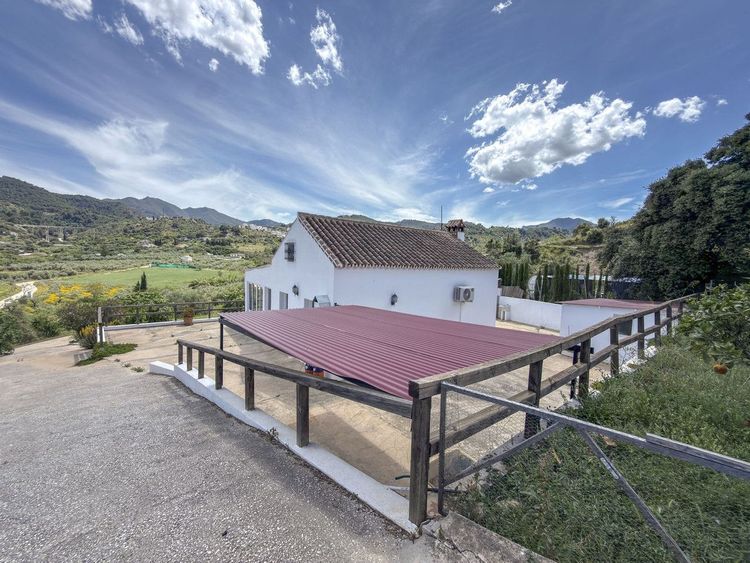 House | Resale in Monda in Monda, Costa del Sol - Photo 3