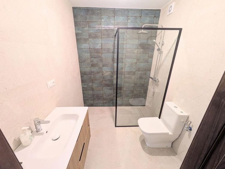 Apartment | Resale in La Carihuela in La Carihuela, Costa del Sol - Photo 4