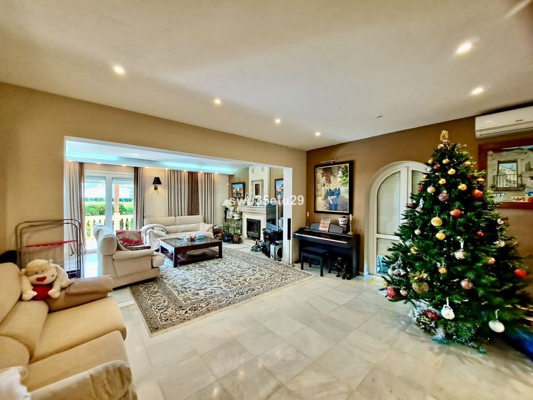 House | Resale in Calahonda in Calahonda, Costa del Sol - Photo 2