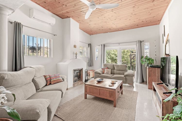 House | Resale in Estepona in Estepona, Costa del Sol - Photo 4