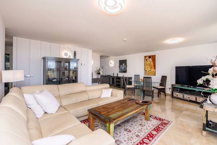 Apartment | Resale in Benahavís in Benahavís Others, Costa del Sol - Photo 4