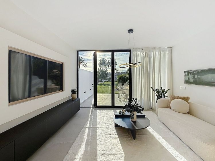 House | Resale in Nueva Andalucía in Nueva Andalucía Others, Costa del Sol - Photo 5